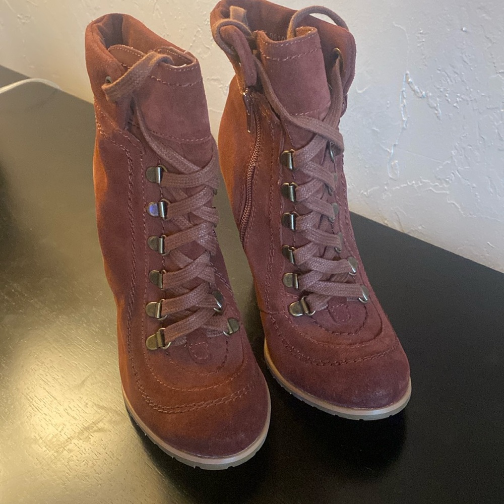 Seychelles women’s leather suede boots lace up with side zippers.